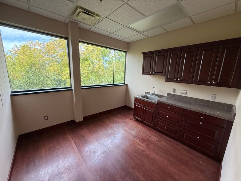 More Photos Of 39525 14 Mile Rd, Novi Medical For Lease