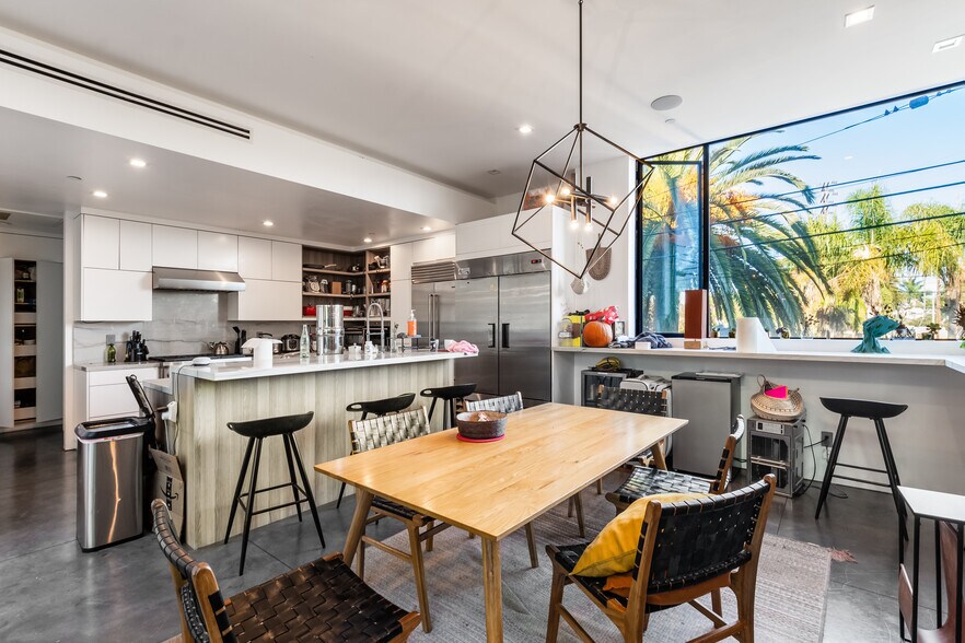 More Photos Of 2478 Penmar Ave, Venice Dormitory For Sale