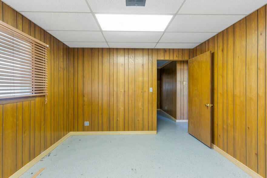 More Photos Of 600 W Cherry St, Cushing Warehouse For Lease