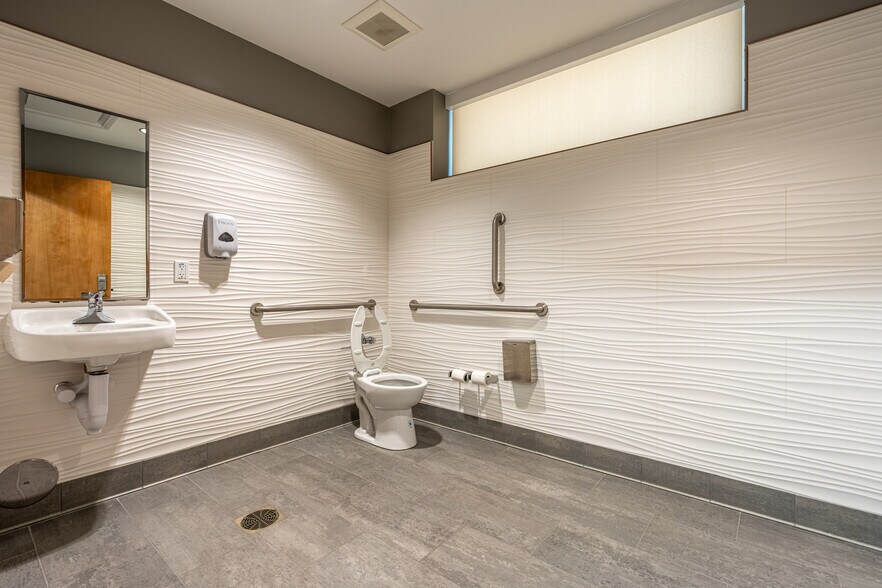 More Photos Of 140 Hansen Blvd, North Aurora Medical For Lease