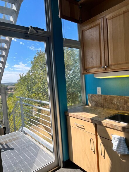 More Photos Of 8121 Bee Caves Rd, Austin Office For Lease