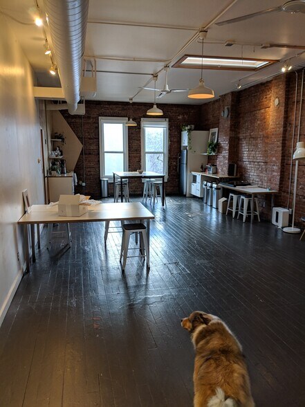 More Photos Of 816-820 N Russell St, Portland Storefront Retail Office For Lease