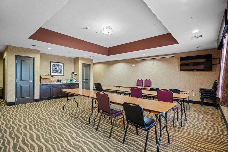 More Photos Of 110 Bmt Dr, Jourdanton Hotel For Sale