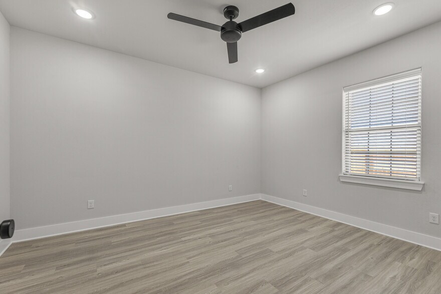 More Photos Of 514 Deacon Dr W, College Station Apartments For Sale