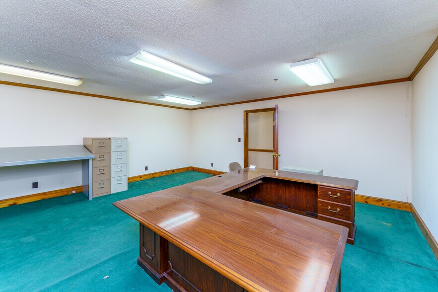 More Photos Of 1734 University Commercial Pl, Charlotte Warehouse For Lease