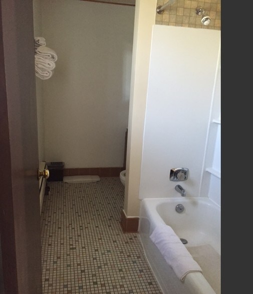 More Photos Of 100 Silver St, Hurley Hotel For Sale