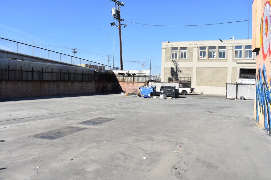 More Photos Of 2416 E 16th St, Los Angeles Manufacturing For Lease