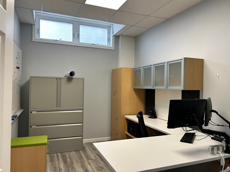 More Photos Of 150 Riverside Dr, Battle Creek Office For Sale