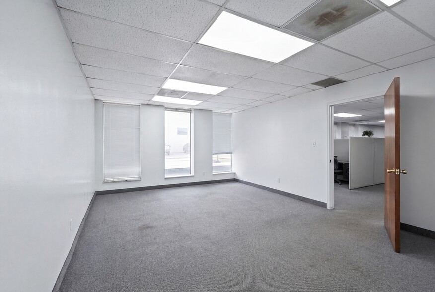 More Photos Of 32301-32303 Howard Ave, Madison Heights Warehouse For Sale