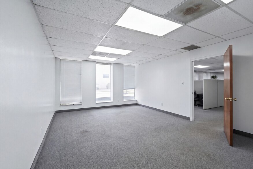 More Photos Of 32301-32303 Howard Ave, Madison Heights Warehouse For Lease