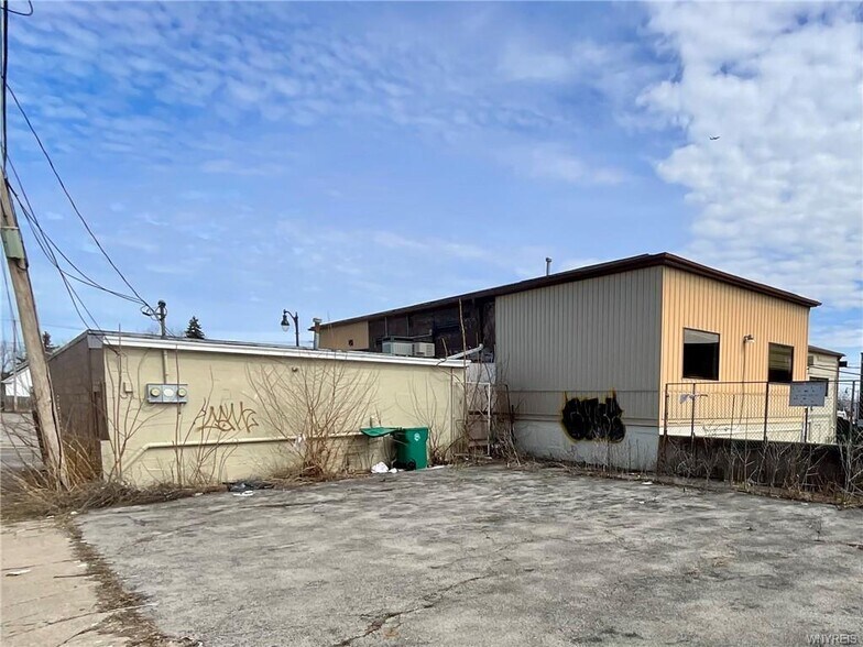 More Photos Of 1329 Pine Ave, Niagara Falls Office For Sale