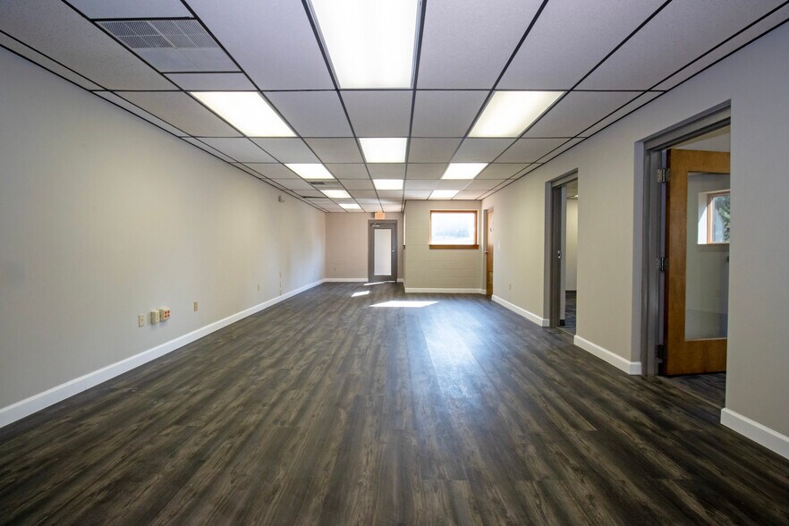 More Photos Of 390 E Wood St, Shreve Flex For Lease
