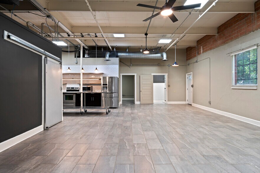 More Photos Of 3363 E Commerce St, San Antonio Unknown For Lease