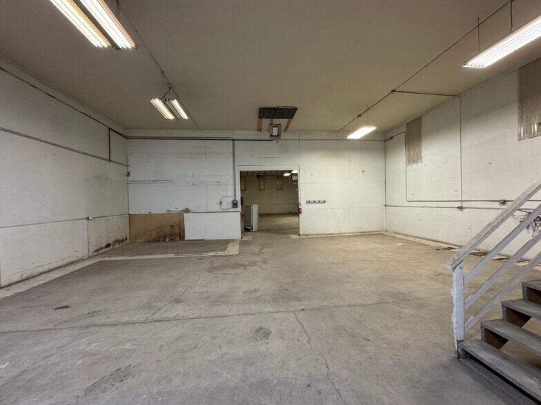 More Photos Of 815 Meridian St, Sault Sainte Marie Distribution For Sale