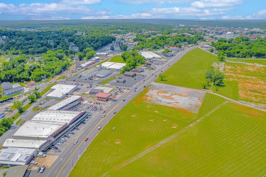 More Photos Of 1214 College St, Clarksville Warehouse For Lease