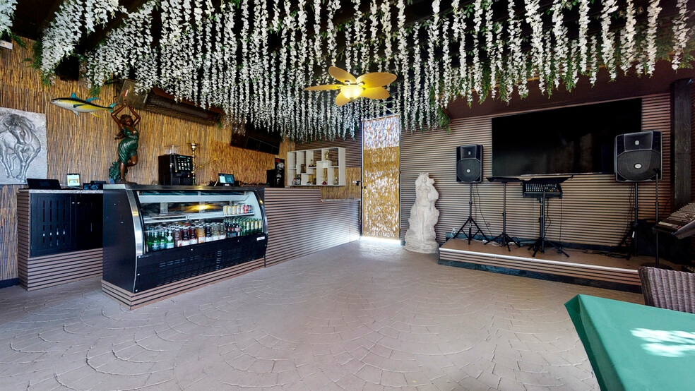 More Photos Of 6500 Foothill Blvd, Tujunga Restaurant For Sale