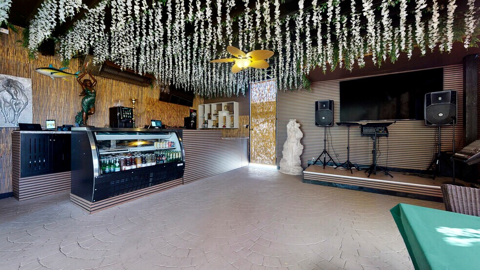 More Photos Of 6500 Foothill Blvd, Tujunga Restaurant For Sale