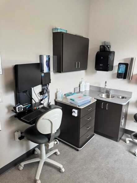 More Photos Of 700 SW Ramsey Ave, Grants Pass Medical For Lease