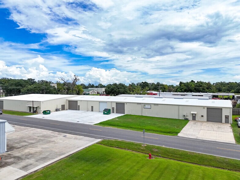 More Photos Of 1916 S Philippe Ave, Gonzales Showroom For Lease