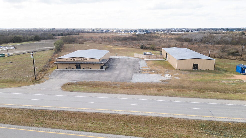 Primary Photo Of 13955 US Highway 77 N, Victoria General Retail For Sale