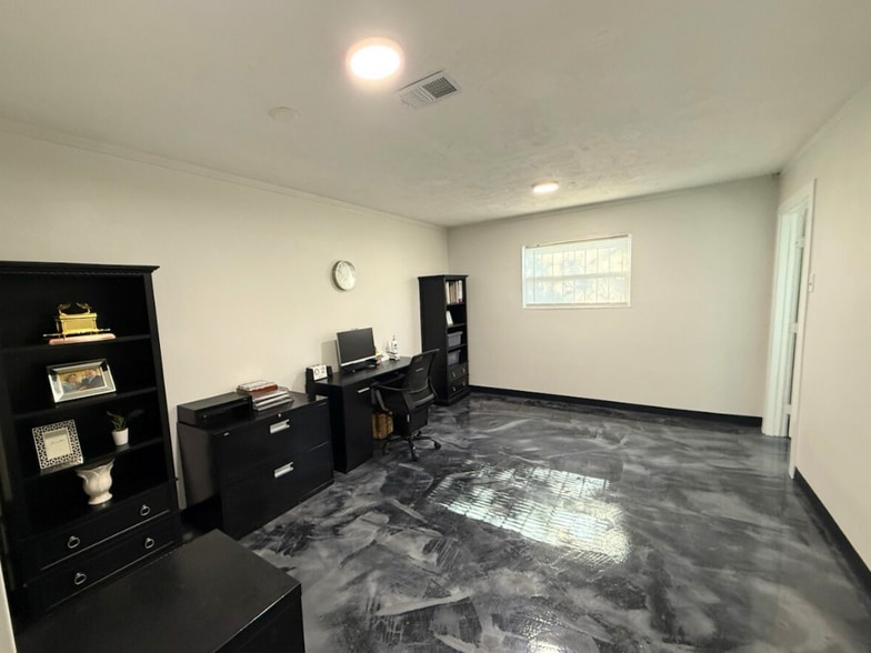 More Photos Of 4546 W Commerce St, San Antonio Storefront Retail Office For Sale