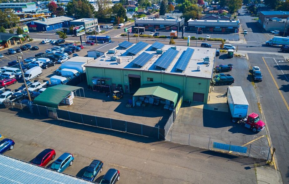 More Photos Of 990 Garfield St, Eugene Showroom For Lease