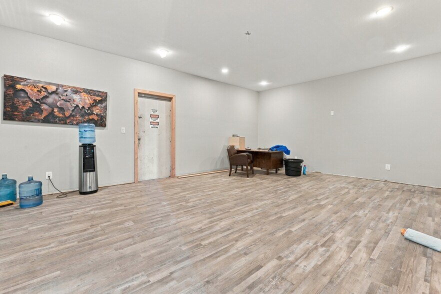 More Photos Of 1801 13th St, Levelland Light Distribution For Sale