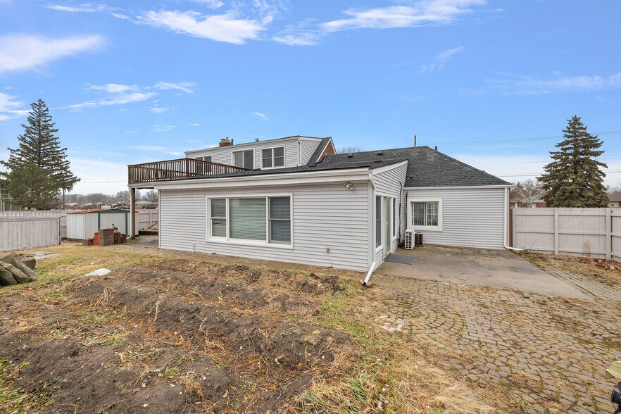 More Photos Of 18200 E 13 Mile Rd, Roseville Office For Sale