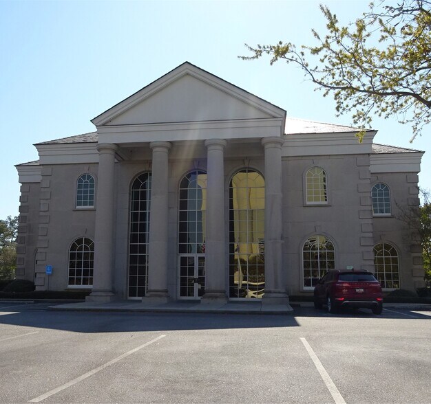 More Photos Of 2003 Oak St, Myrtle Beach Office For Sale