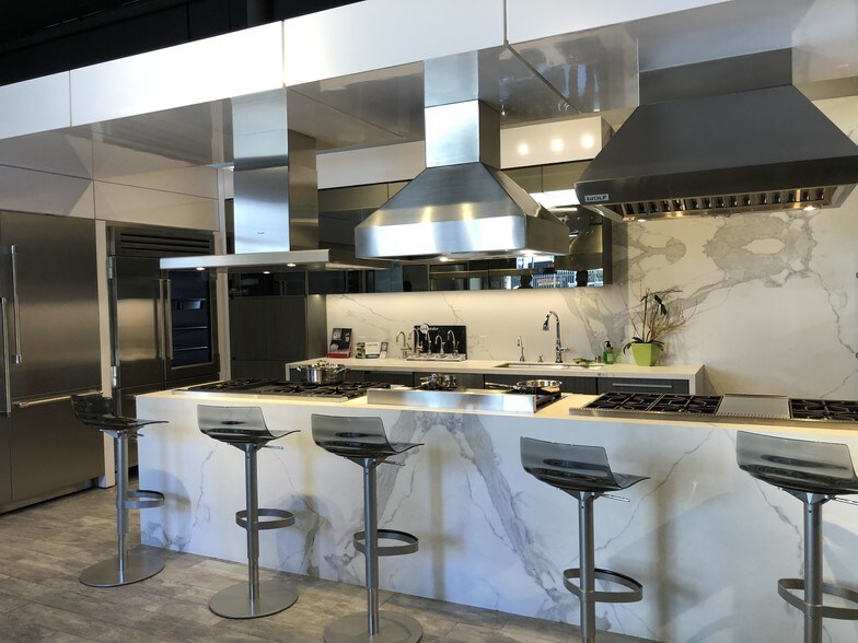 More Photos Of 423-435 Valencia St, San Francisco Freestanding For Sale