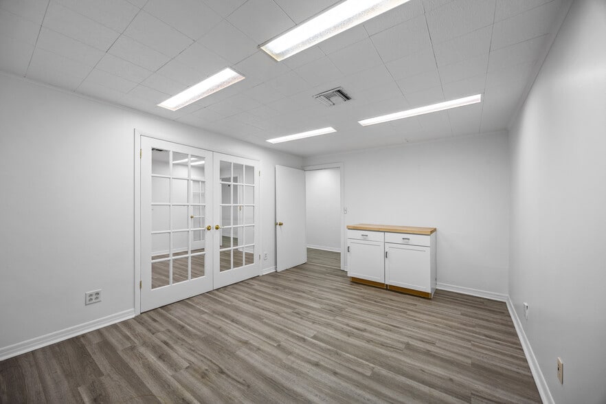 More Photos Of 128 Tomahawk Dr, Indian Harbour Beach Warehouse For Lease