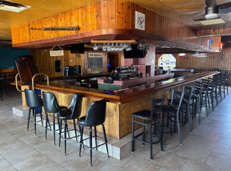 Primary Photo Of 327 N Dixie Hwy, Lake Worth Restaurant For Lease