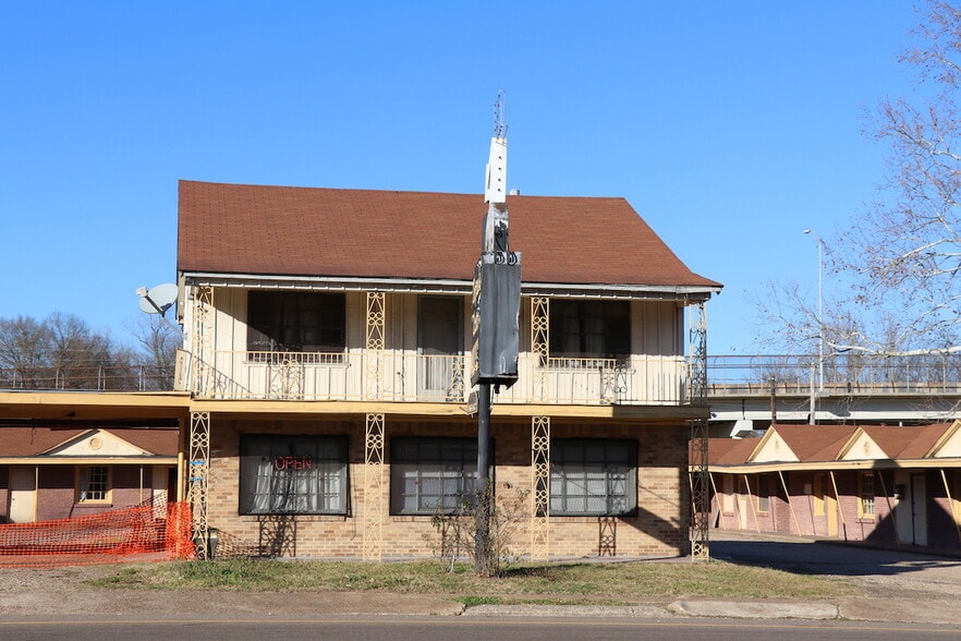 More Photos Of 1220 W 7th St, Texarkana Hotel For Sale