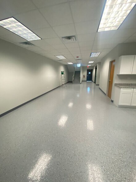 More Photos Of 621 Busse Rd, Bensenville Warehouse For Lease