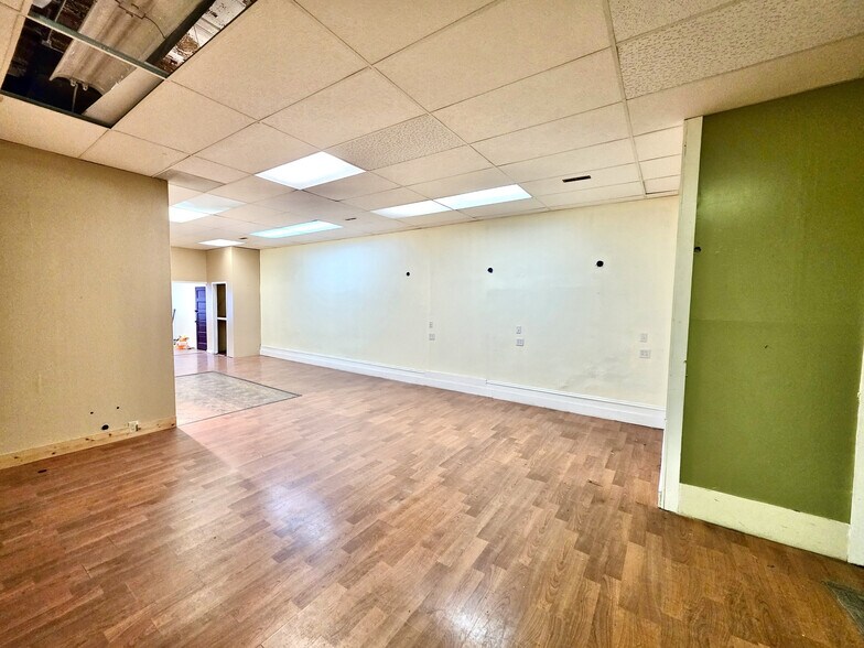 More Photos Of 219 W Main St, Lexington General Retail For Lease