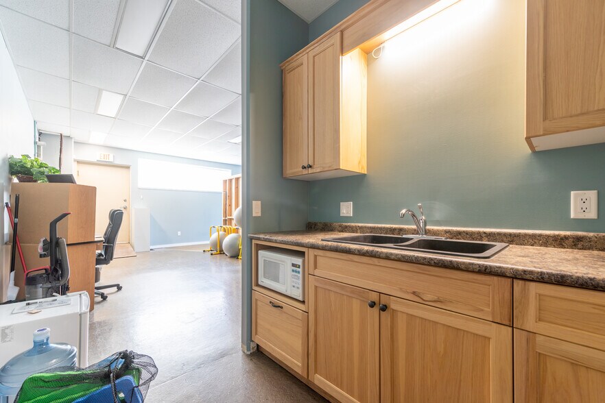 More Photos Of 5007 50 St, Lloydminster Office For Sale