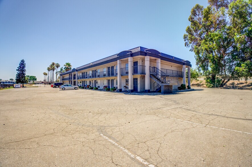 More Photos Of 2700 White Ln, Bakersfield Apartments For Sale
