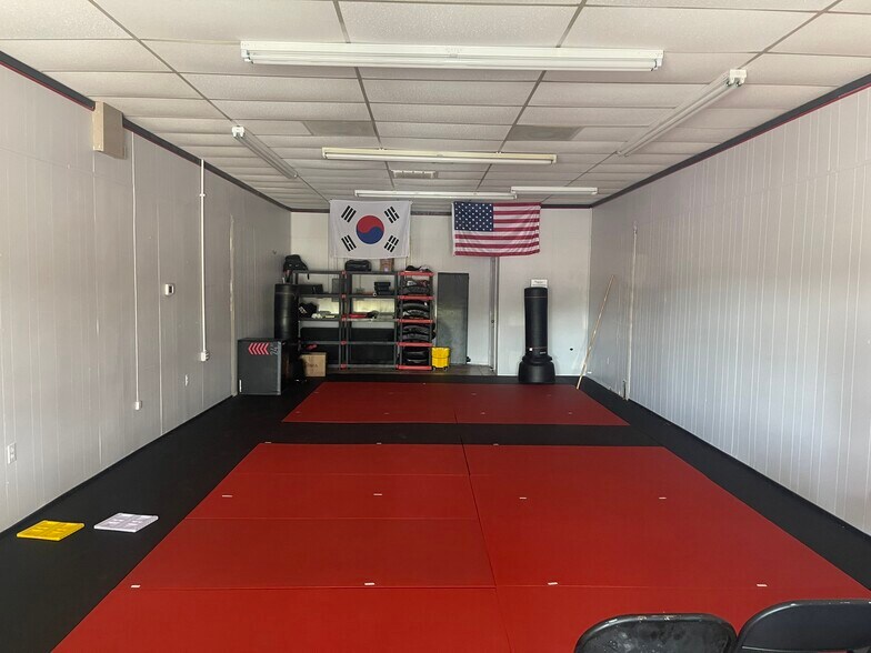 More Photos Of 1605-1611 N Main St, Cleburne Storefront For Lease