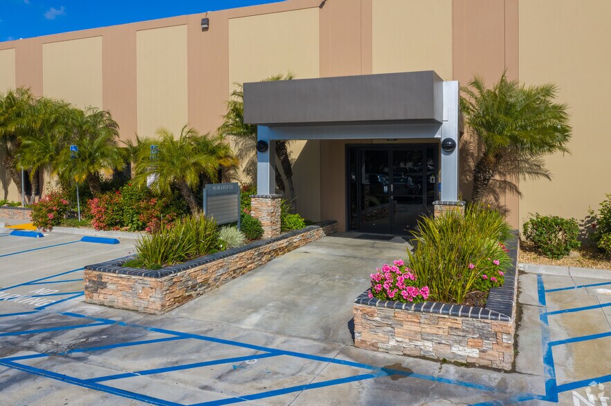 More Photos Of 45 W Easy St, Simi Valley Warehouse For Lease