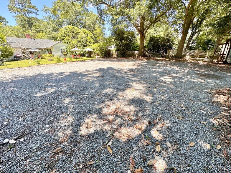 More Photos Of 615 College St, Clinton Hotel For Sale