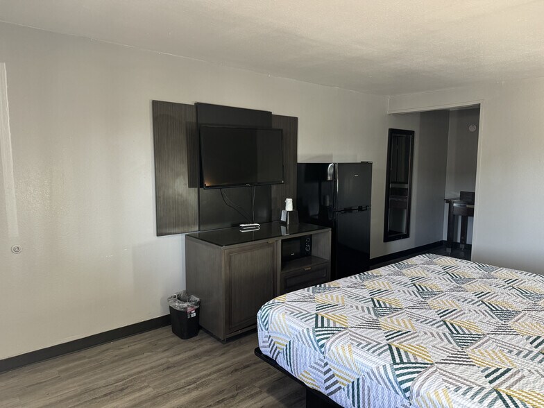 More Photos Of 100 Bulldog Blvd, Borger Hotel For Sale