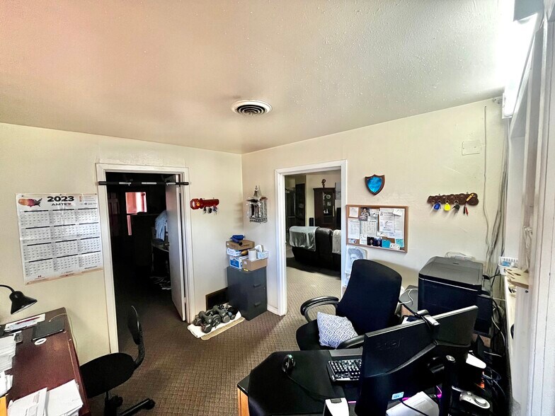 More Photos Of 215 N Broadway St, Post Hotel For Sale