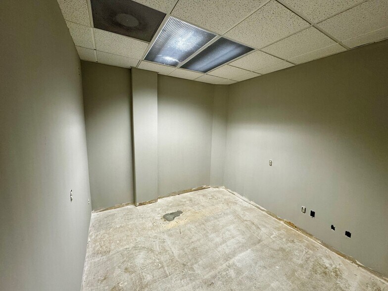 More Photos Of 19401 E 40 Hwy, Independence Office For Lease