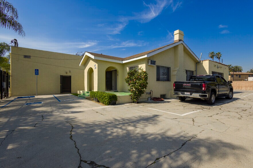 More Photos Of 2703 Southwest Dr, Los Angeles Warehouse For Lease