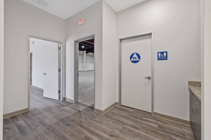 More Photos Of 8246 W Mineral King Ave, Visalia Warehouse For Lease