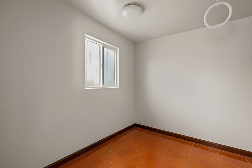 More Photos Of 4204 W Burbank Blvd, Burbank General Retail For Sale