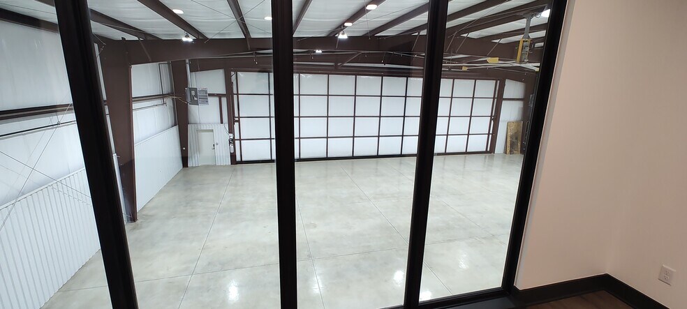 More Photos Of 165 Perimeter Road Rd, Longview Airplane Hangar For Sale