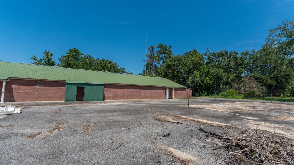 More Photos Of 510 N Walker St, Quitman Light Manufacturing For Sale