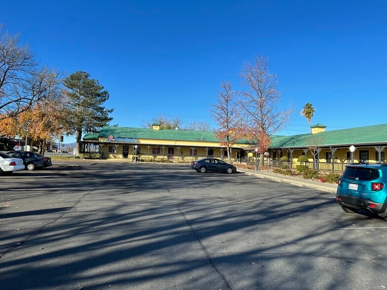 More Photos Of 926 E Cypress Ave, Redding Storefront Retail Office For Lease