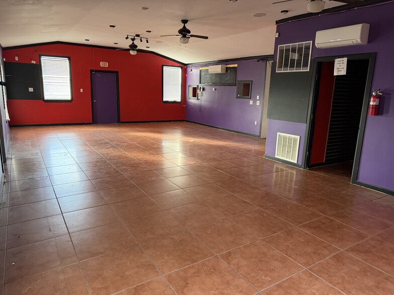 More Photos Of 1002 College St, Bastrop Freestanding For Lease